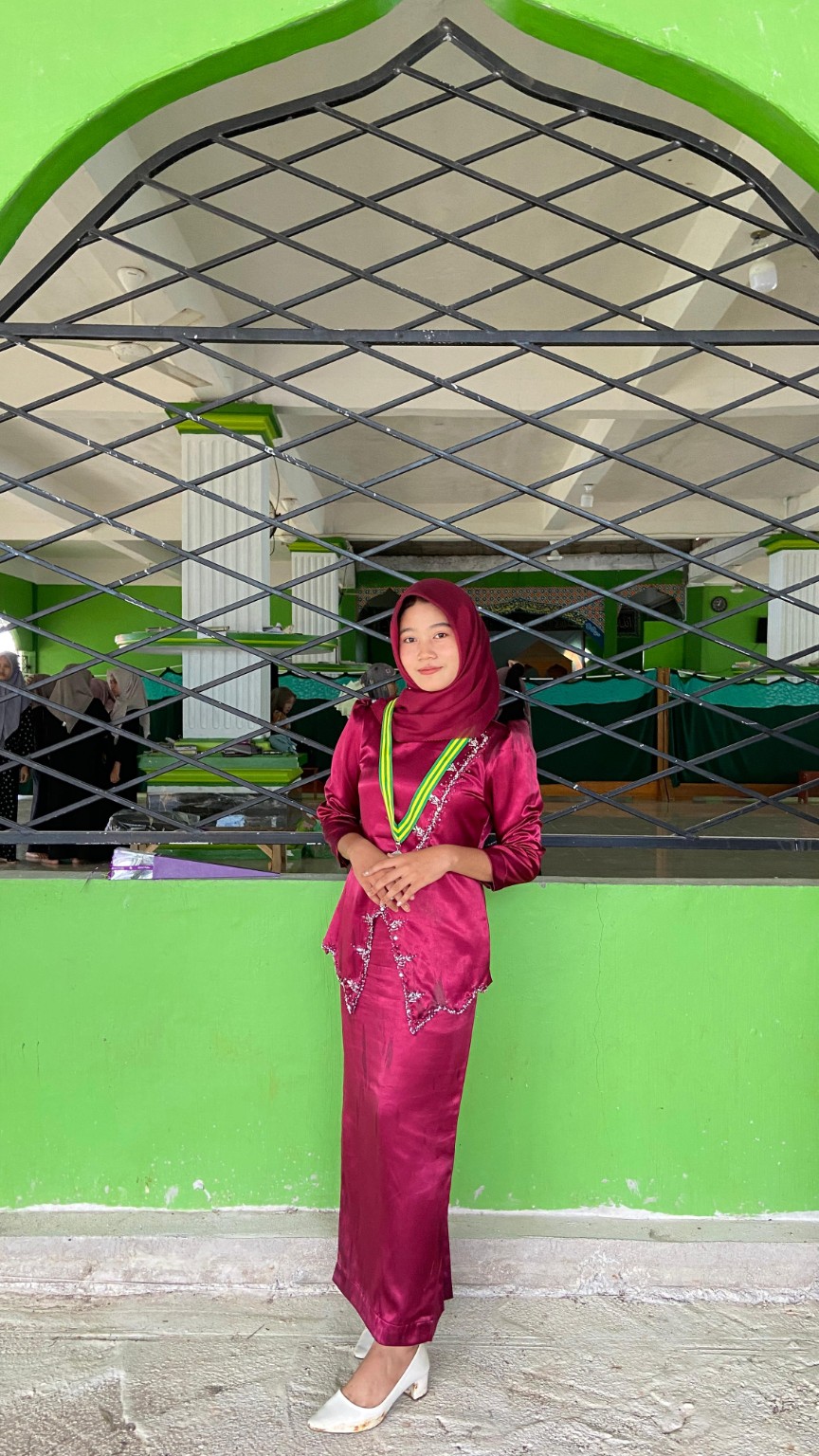 Foto Jesika memakai busana adat berwarna ungu