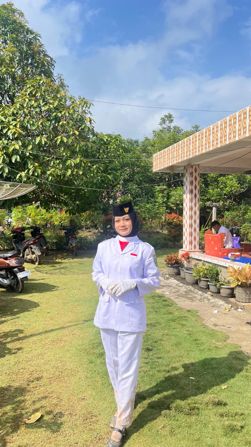 Foto Jesika memakai seragam putih paskibra